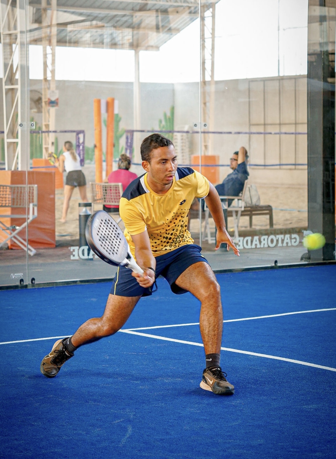 Jugador de BPoint Academy entrenando en cancha